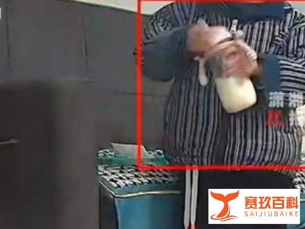 三岁宝宝在家自己冲奶粉喝,喝完还对着监控和妈妈说他把奶瓶洗干净了