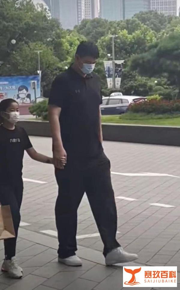 姚明陪女儿逛街,11岁的女儿姚沁蕾遗传父母,身高超越同龄人