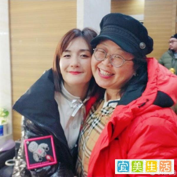 杜海涛妈妈晒谢娜合影,热情贴脸,曾合影胡歌潘粤明,堪称追星族