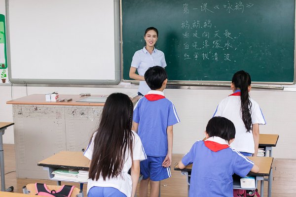 彬彬有礼的反义词