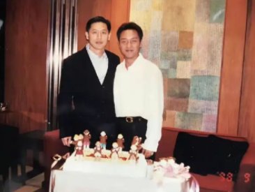 张国荣迎66岁冥寿，唐鹤德晒昔日亲密照，他们的友谊是如何何时开始的？