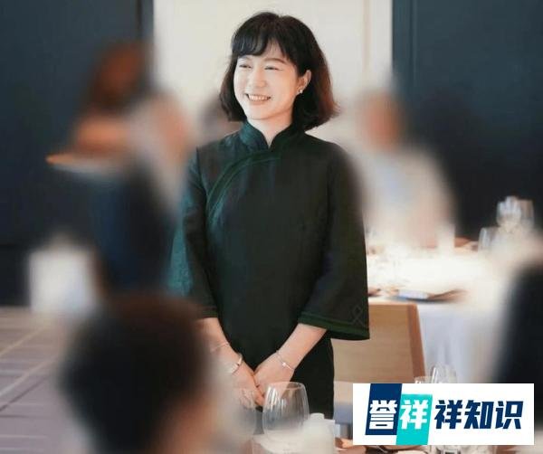 杨振宁妻子翁帆现身日本上流聚会，手戴3个银镯，笑靥如花酒窝甜