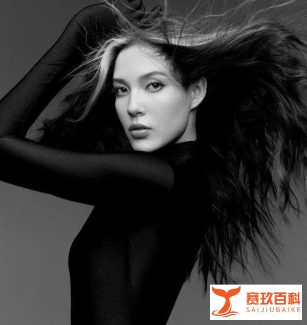 谷爱凌晒超模感大片, 四肢纤长超模般身材, 一袭黑衣尽显冠军本色