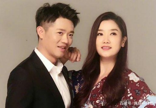 曾毅坐轮椅出行,已无法直立行走,怎么回事呢?