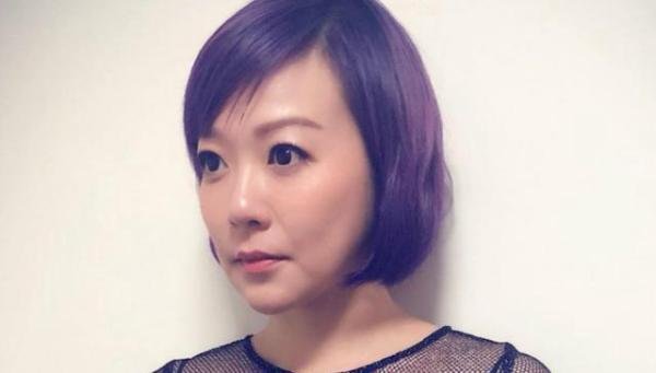 她是落选港姐,22岁为红甘愿拍三级,如今44岁样子宛如少女