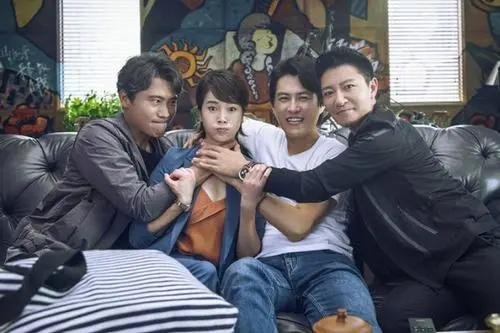 44岁靳东二婚妻子晒近照,丸子头发型梳理整齐,你对她最初的印象是什么?