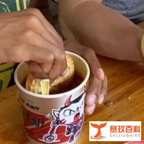 老外用胡辣汤酸辣粉泡月饼