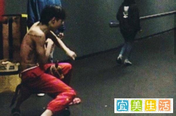 权志龙时隔7个月晒照！秀旧照引情怀热议，却难逃“韩式发福”？