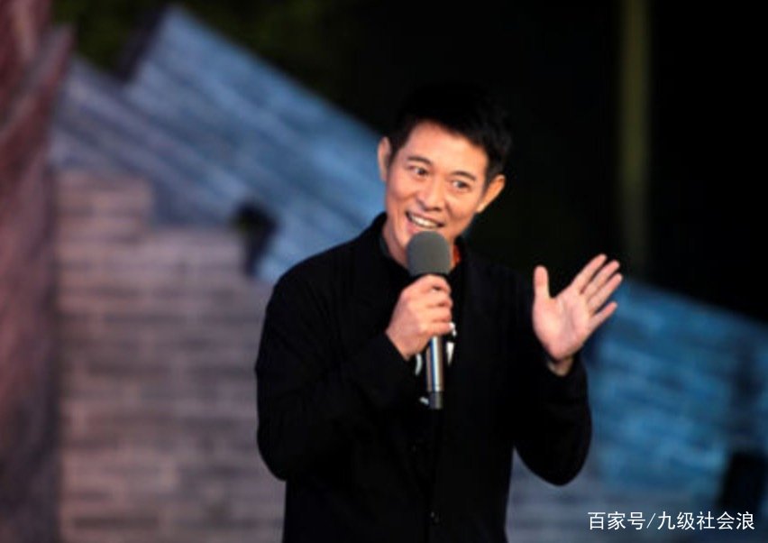 李连杰捐赠百亿，只求改回中国国籍，成龙的7个字让他落泪，他说了什么？