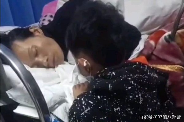 11岁男孩跪守的单亲妈妈去世，父亲拒接电话，他该怎么办？