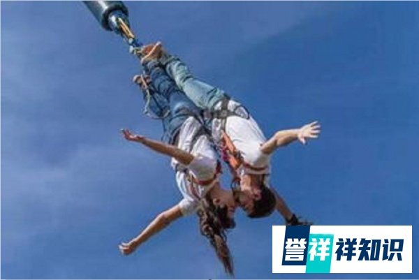 情侣相约蹦极，感受身处高空极致浪漫