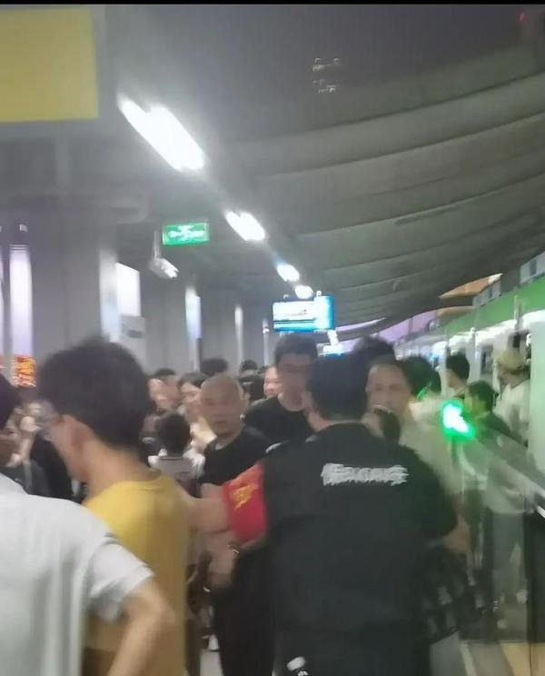 重庆轻轨列车出现了故障