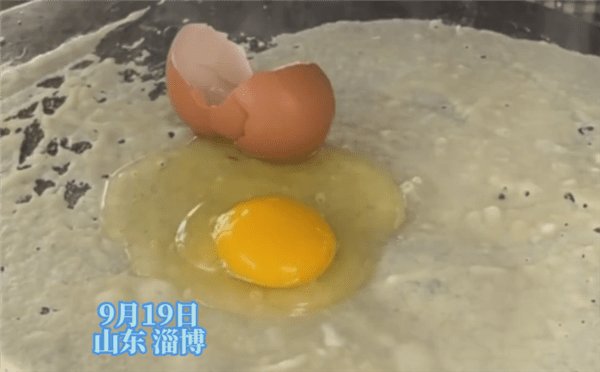 山东一大妈做煎饼果子10年手法生疏,为何生意依旧火爆?