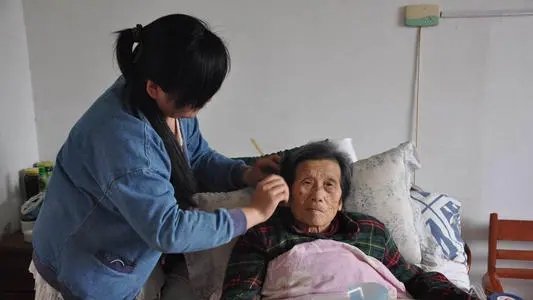 你如何看待北京大爷半年骂跑20个保姆这件事?