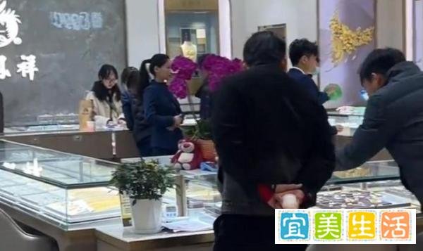 金价一夜“狂飙”!珠宝店店长震惊:从业20年,从未见过如此高价