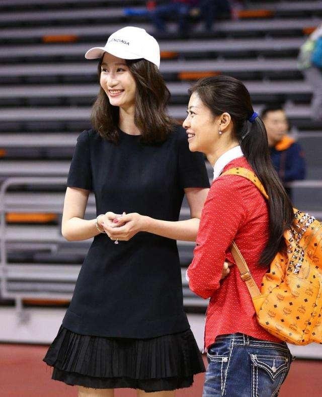 美艳娇妻有多疼爱周鹏，在美国治疗全程陪伴，如今现状如何呢？