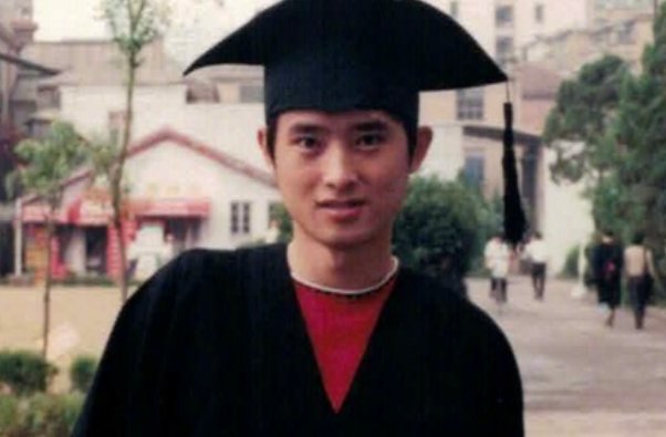 李冰冰任泉晒旧照为母校庆生，两个人是怎么成为这么要好的朋友的？