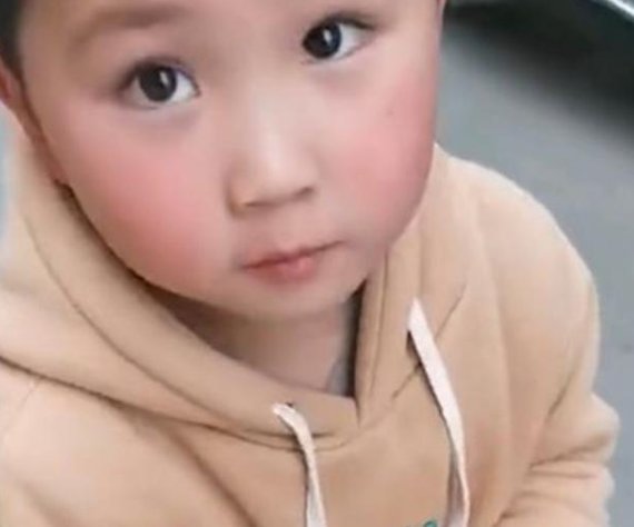 一段“6岁男孩给怀孕妈妈买卫生巾”的视频引热议,孩子的懂事与什么有关?