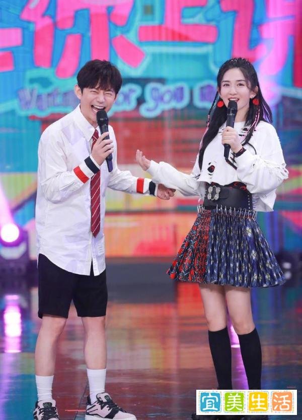 谢娜产后回归《快乐大本营》，透露二胎生的是女儿，小名叫小咘芽