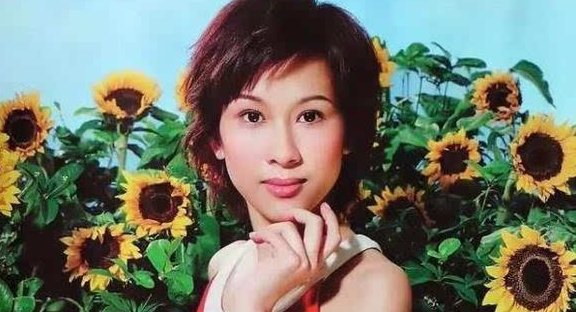 19岁跟成龙搭戏，刚嫁给富豪却遭受破产，如今生活的怎样了？