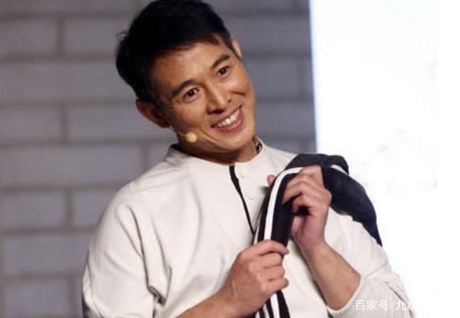 李连杰捐赠百亿，只求改回中国国籍，成龙的7个字让他落泪，他说了什么？