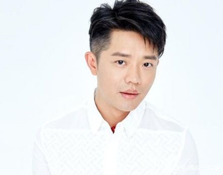 曾毅坐轮椅出行,已无法直立行走,怎么回事呢?