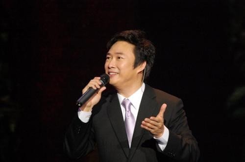 请问张菲和费玉清是亲哥俩，为什么不姓一个姓？