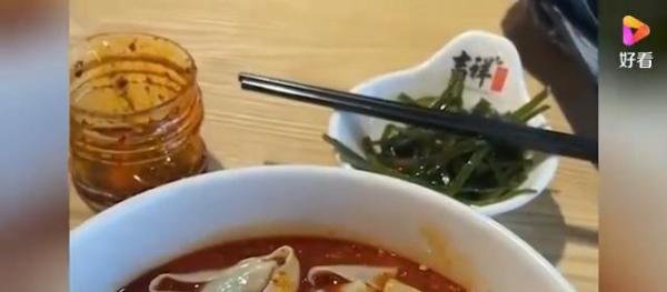 机场一碗馄饨58元，男子倒光桌上辣椒油要吃回本：精打细算不吃亏