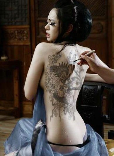 求戚薇在男人装里的纹身图片做壁纸 1366 768