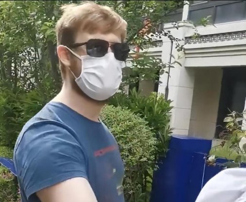 上海一外籍男子偷跑出管控区，并竖中指，他为何会做出如此举动？
