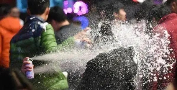 《假爸爸》剧组遗留人造雪惹怒商户,剧组为什么没有把现场打扫干净呢?