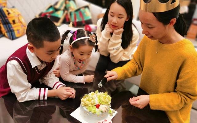 赵文卓全家福曝光,豪送钻石项链为保姆庆生,他们一家人的状态如何?