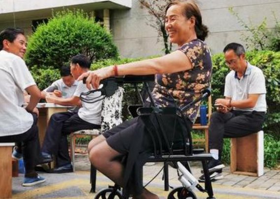 大学生发明老人起行无忧椅，这个发明实用吗？
