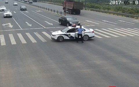 成都警车霸气拦路是怎么回事?