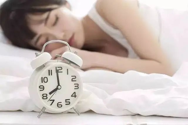 研究发现睡眠不足 7 小时的人胳膊大腿更粗!我们该如何合理安排作息?