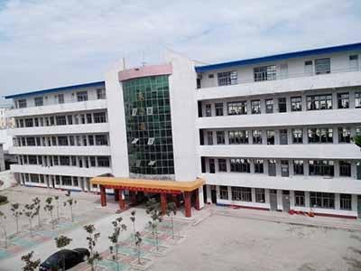河南一中学门口发生车祸,3人被撞飞,谁来为此事负责?