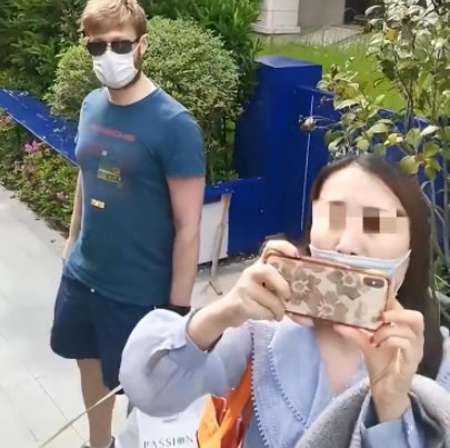 上海一外籍男子偷跑出管控区,并竖中指,他为何会做出如此举动?