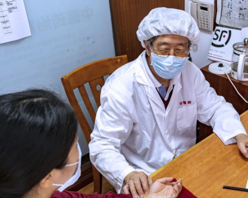 老人公交车上直跺脚被护士看出中风!护士是怎么看出来的?