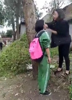 绿衣女生35秒内被掌掴14次是怎么回事？