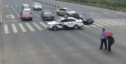 成都警车霸气拦路是怎么回事?