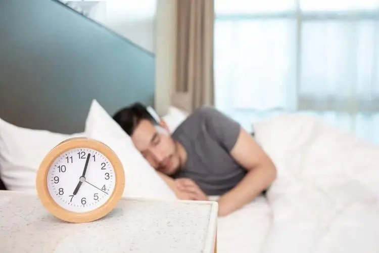 研究发现睡眠不足 7 小时的人胳膊大腿更粗!我们该如何合理安排作息?