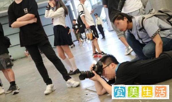 真没穿内裤?上海车展宾利女销售被曝不雅照,丑恶嘴脸尽收眼底