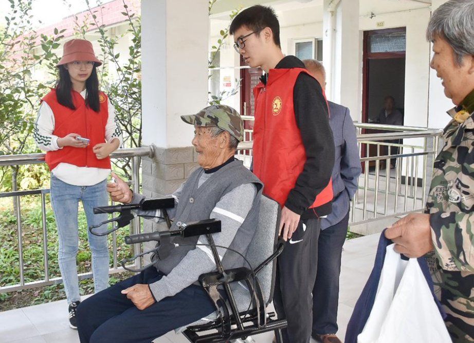 大学生发明老人起行无忧椅,这个发明实用吗?