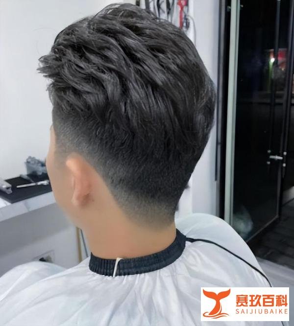 13岁男孩花318元烫发，家长报警，最后协商退了200元！
