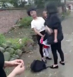 绿衣女生35秒内被掌掴14次是怎么回事？
