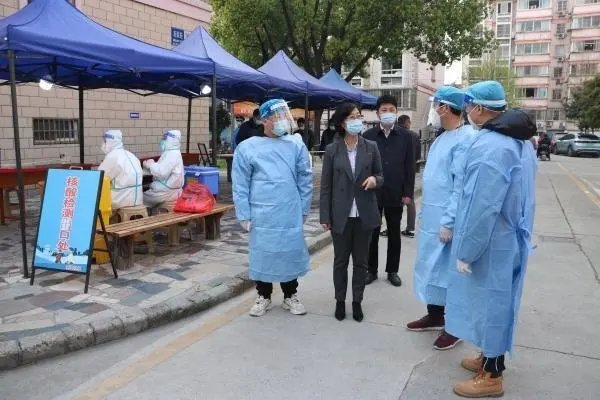 无锡多人殴打防疫人员,2人被拘,他们需要承担哪些法律责任?