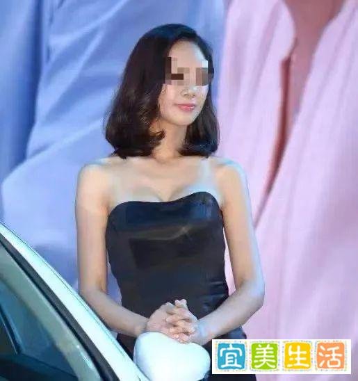 真没穿内裤?上海车展宾利女销售被曝不雅照,丑恶嘴脸尽收眼底