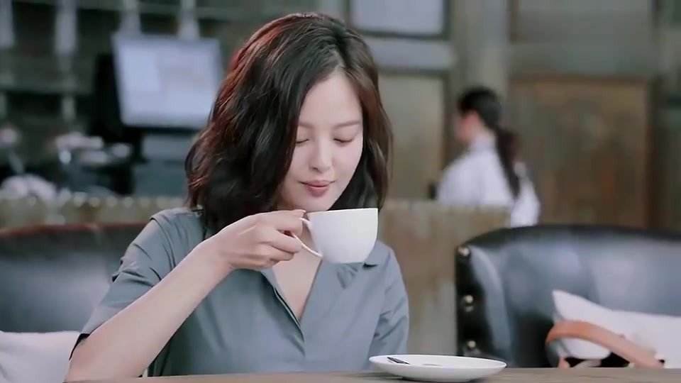 爱上黑道女友王村生性感美女酒店房间接吻女演员名字叫什么