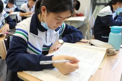 女儿11岁很幼稚，怎么办