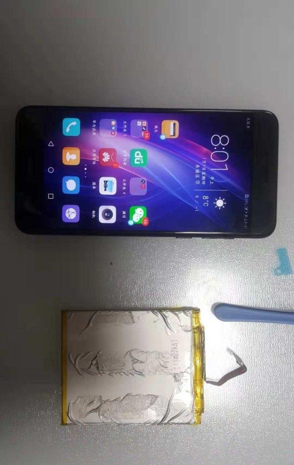 如何为华为荣耀8手机更换电池。